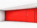 Une porte de garage rouge vif, au design moderne avec une porte latérale intégrée.