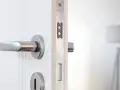 Poignée de porte et serrure moderne. Système de fermeture de porte par électro aimant ou magnétique pour une sécurité accrue.