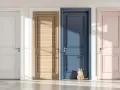 Un chat roux hésite devant quatre portes intérieures : blanche, bois clair, bleu marine et rose pâle. Quelle couleur choisir pour les portes intérieures ?