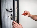 Maintenant, découvrez comment ouvrir une porte quand le pêne est bloqué. Un tournevis rouge est utilisé pour manipuler le mécanisme de la serrure.