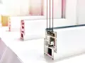 Profilé de fenêtre PVC blanc en coupe, montrant le double vitrage et les chambres d'isolation pour un excellent coefficient thermique double vitrage.