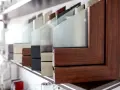 Échantillons de cadres de fenêtre en bois ou PVC, montrant différentes finitions et textures pour un choix personnalisé.