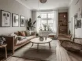 Salon cosy avec canapé beige, table basse ronde en bois clair, fauteuils en rotin et une grande fenêtre. La couleur fenêtre bois se marie aux éléments naturels.