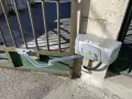 Le moteur Came du portail battant est en panne. Le bras mécanique est visible, mais le portail ne bouge pas.