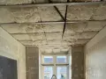Isolation de plafond en laine de roche, réduisant le bruit de 3 décibels. Exemple de chantier.