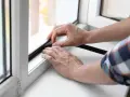 Pose d'un joint pour réduire le bruit de ventilation d'une fenêtre.