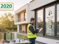 Un technicien vérifie la performance d'une fenêtre conforme à la réglementation environnementale RE 2020.