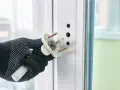 Main tenant en main une nouvelle poignée pour changer poignee fenetre. Le mécanisme est prêt à être installé.