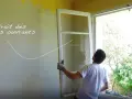 Retrait des anciens ouvrants : un homme retire une vieille fenêtre.