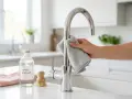 Maintenir l'éclat de votre robinetterie chromée : astuce pour nettoyer de l'aluminium brossé avec du vinaigre blanc et un chiffon doux.