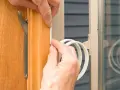 Pose d'un joint pour une meilleure fenêtre isolation thermique.
