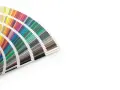 Éventail de nuancier RAL présentant une large gamme de couleurs, idéal pour choisir la couleur fenêtre alu parfaite.