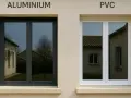 Comparaison de deux fenêtres : une en aluminium gris foncé et une en PVC blanc. Aide à décider quelle fenêtre choisir pour votre maison.
