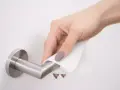 Main d'une femme nettoyant une poignée de porte en métal avec un chiffon. Apprenez comment nettoyer poignée métal vieilli pour lui redonner son éclat.