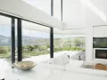 Salon moderne avec vue panoramique sur la mer, le choix du vitrage maximise la lumière naturelle et le paysage.