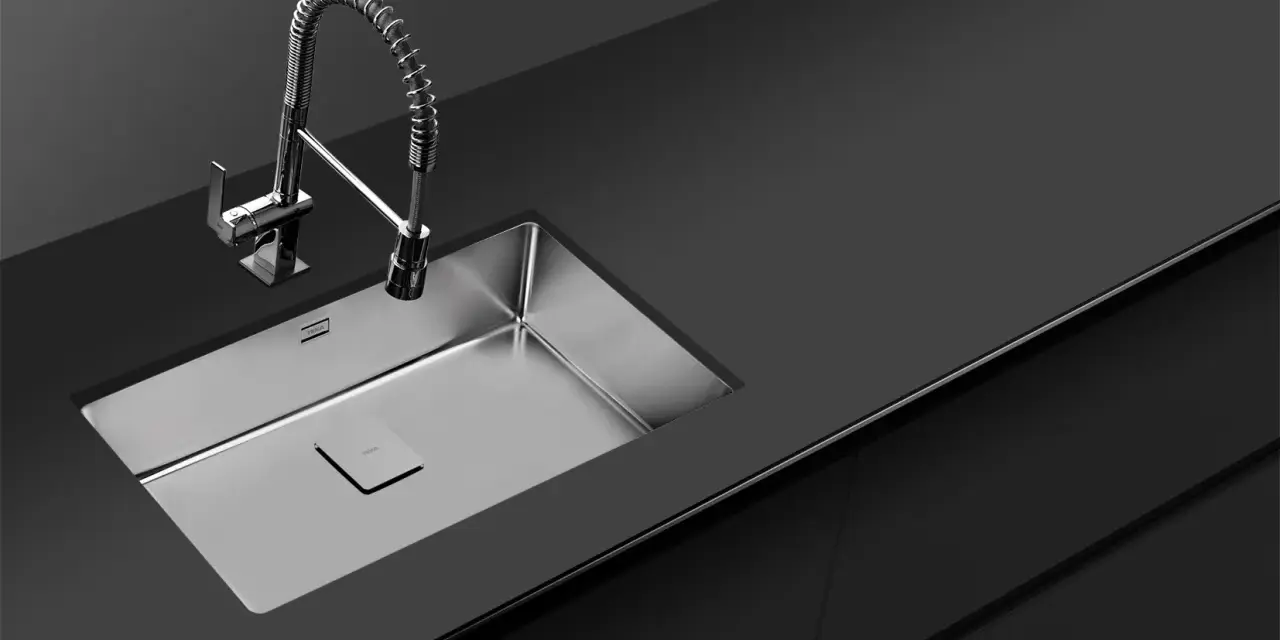 Évier en inox moderne avec robinet à ressort. Découvrez comment faire briller de l'inox pour un éclat impeccable.