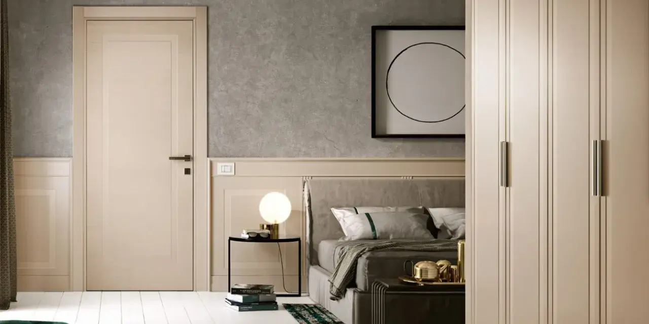 Une porte de chambre sobre et élégante, parfaite pour une idée déco minimaliste. Le bois clair et les lignes épurées s'harmonisent avec le reste de la pièce.