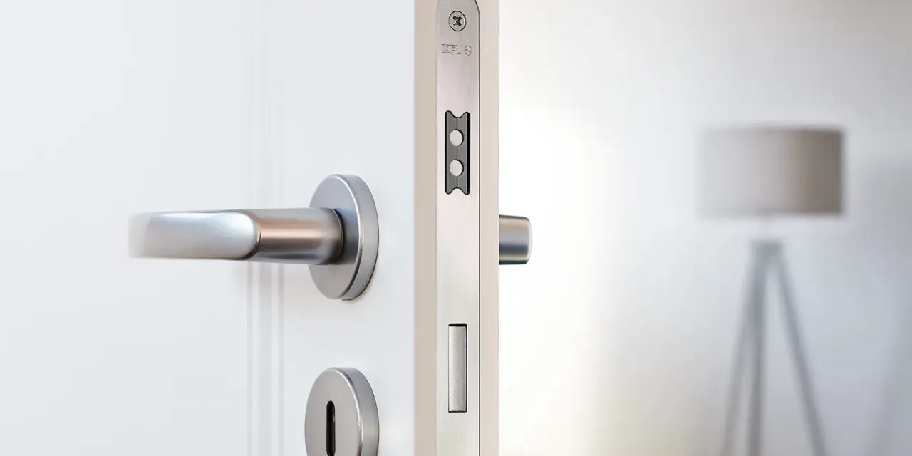 Poignée de porte et serrure moderne. Système de fermeture de porte par électro aimant ou magnétique pour une sécurité accrue.