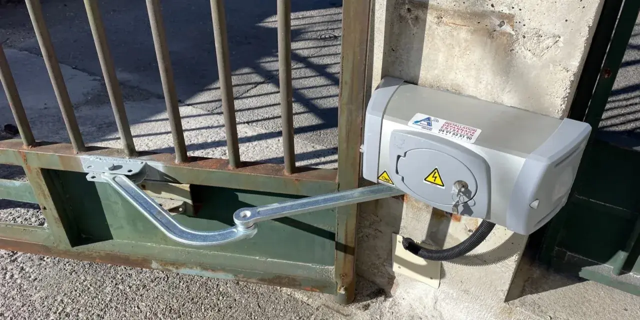 Le moteur Came du portail battant est en panne. Le bras mécanique est visible, mais le portail ne bouge pas.