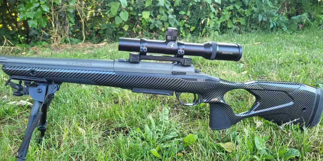 Carbone noir sur le canon gris canon de fusil d'un fusil de précision Sako S20, prêt pour la chasse.