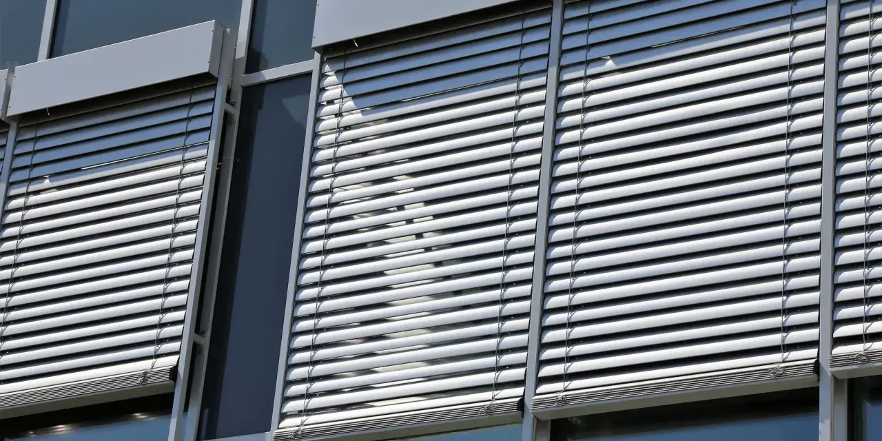 Volets roulants modernes sur une façade de bâtiment. L'image suggère la durabilité et la longévité du moteur de volet roulant.