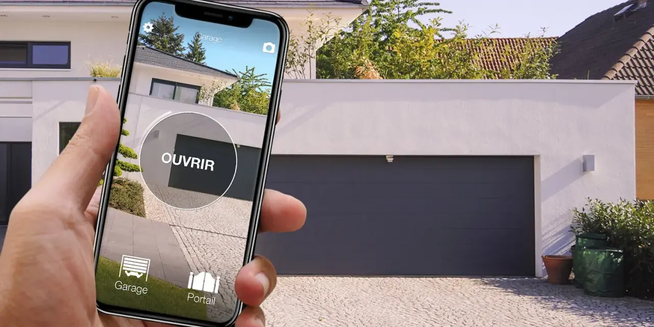 Utilisez votre smartphone pour ouvrir la porte de garage. L'application affiche un bouton "OUVRIR" et des icônes pour le garage et le portail.
