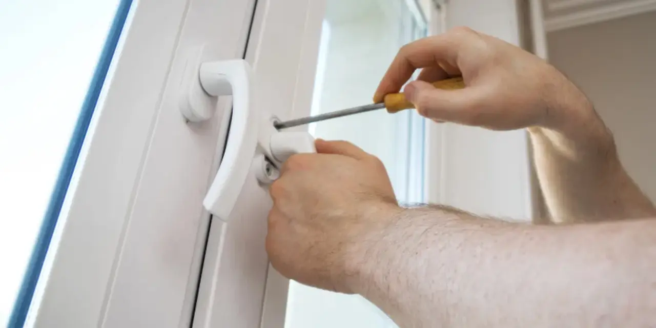 Une poignée de porte vis tourne dans le vide, indiquant un problème de fixation. Un tournevis est utilisé pour tenter de la resserrer.