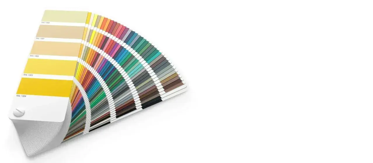 Éventail de nuancier RAL présentant une large gamme de couleurs, idéal pour choisir la couleur fenêtre alu parfaite.