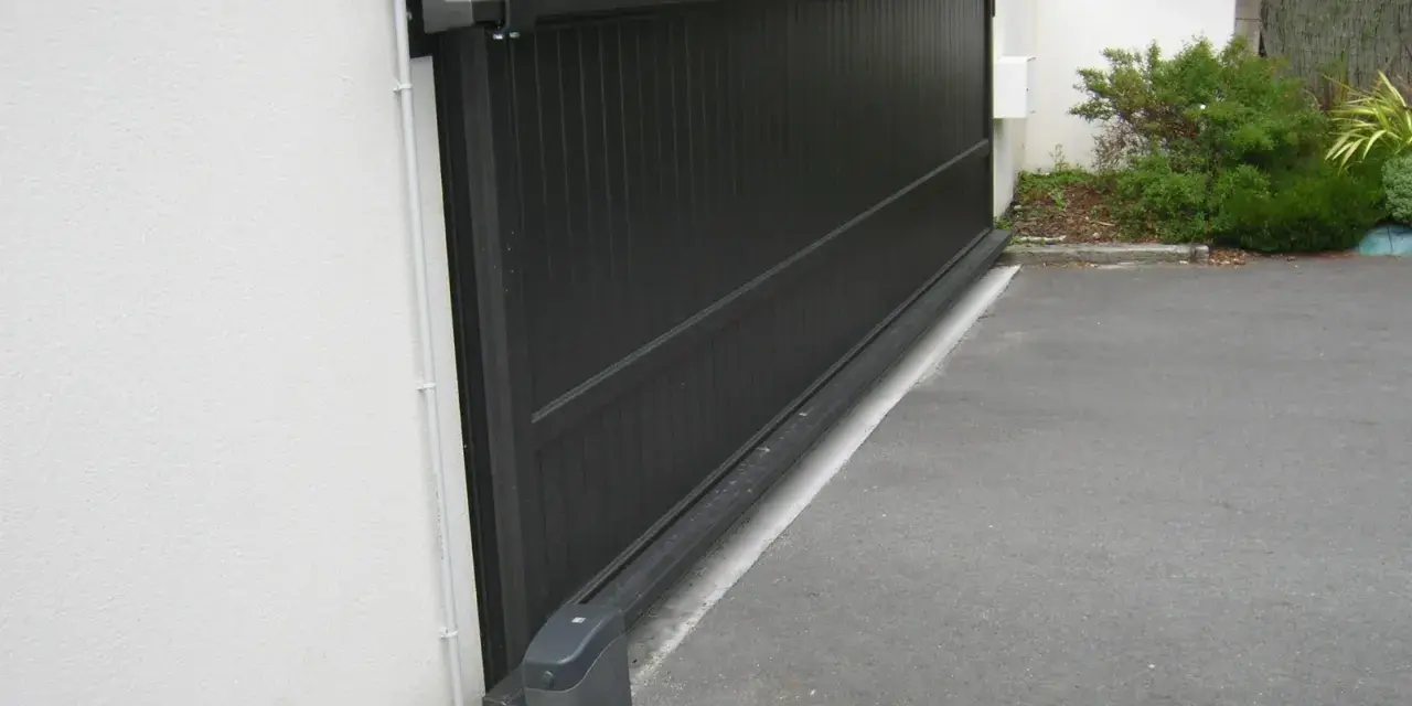 Portail coulissant noir avec son moteur, garantissant la puissance moteur portail coulissant pour une ouverture fluide.