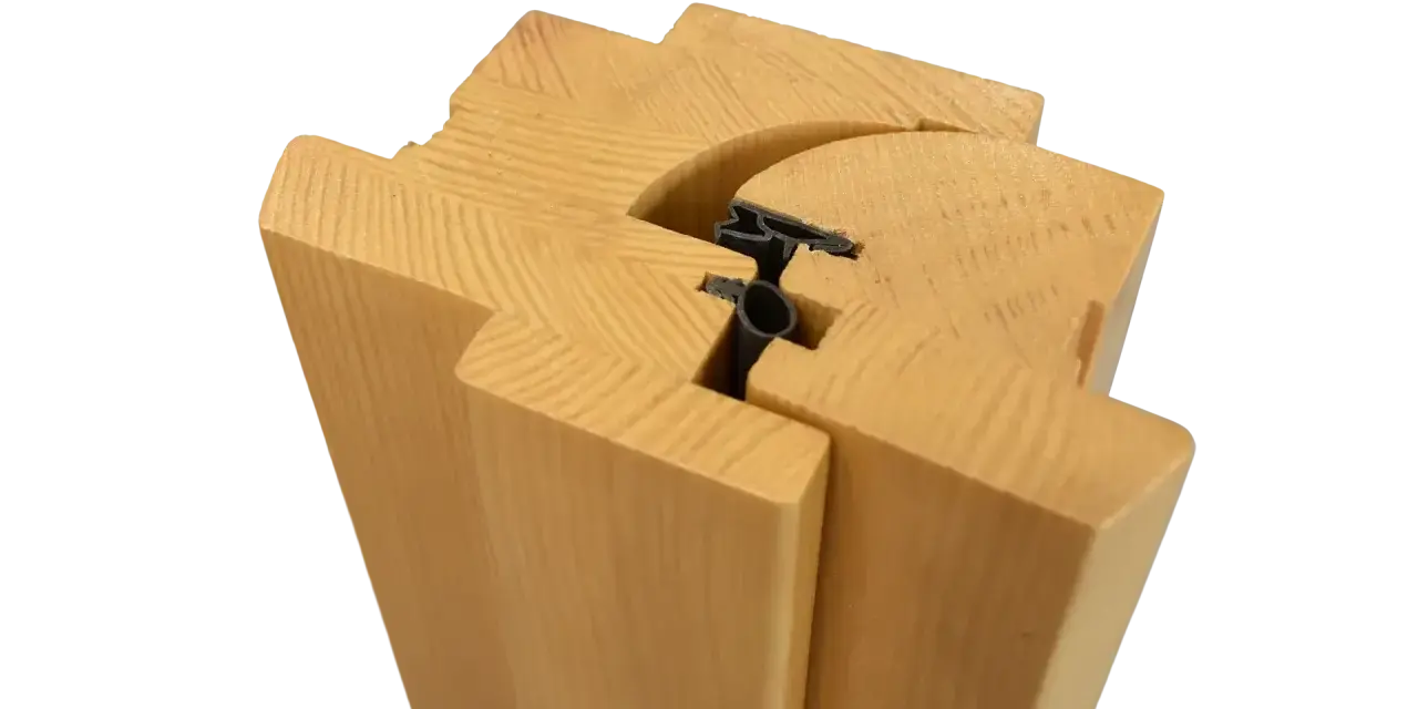 Profil en bois avec joint d'étanchéité noir, assurant une fermeture gueule de loup parfaite pour l'isolation.