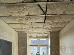 Isolation de plafond en laine de roche, réduisant le bruit de 3 décibels. Exemple de chantier.