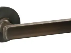 Poignée de porte moderne en bronze, avec une tige poignée de porte trop longue, au design épuré et contemporain.