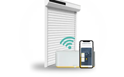 Installation domotique volet roulant : un volet blanc, une box Somfy et un smartphone affichant l'application de contrôle.