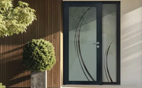Porte d'entrée moderne avec un type de vitrage décoratif aux motifs courbes. Un arbuste et un arbre apportent une touche de verdure.