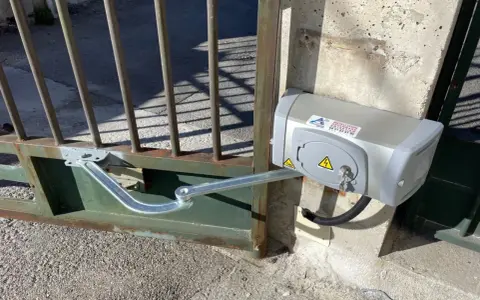 Le moteur Came du portail battant est en panne. Le bras mécanique est visible, mais le portail ne bouge pas.