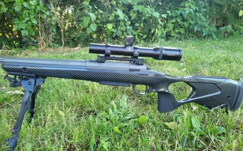 Carbone noir sur le canon gris canon de fusil d'un fusil de précision Sako S20, prêt pour la chasse.