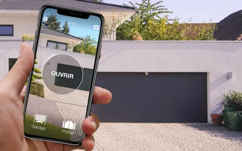 Utilisez votre smartphone pour ouvrir la porte de garage. L'application affiche un bouton "OUVRIR" et des icônes pour le garage et le portail.