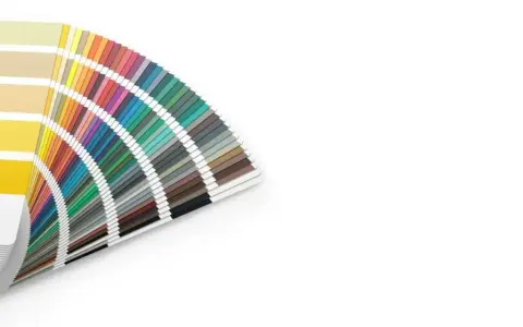 Éventail de nuancier RAL présentant une large gamme de couleurs, idéal pour choisir la couleur fenêtre alu parfaite.