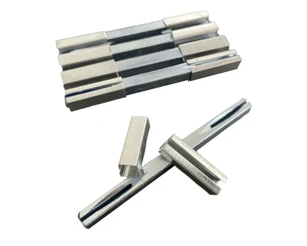 Ensemble de pièces métalliques, dont un carré de serrure, disposées sur fond blanc.