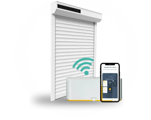 Installation domotique volet roulant : un volet blanc, une box Somfy et un smartphone affichant l'application de contrôle.