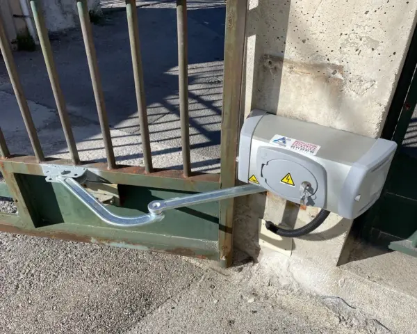Le moteur Came du portail battant est en panne. Le bras mécanique est visible, mais le portail ne bouge pas.