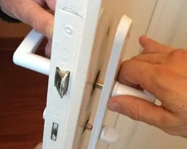 Maintenant, je vais vous montrer comment démonter une poignée de porte clipsable.