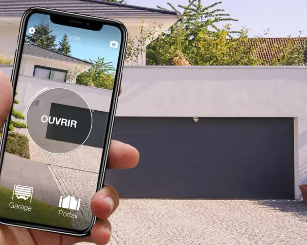 Utilisez votre smartphone pour ouvrir la porte de garage. L'application affiche un bouton "OUVRIR" et des icônes pour le garage et le portail.