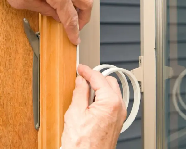 Pose d'un joint pour une meilleure fenêtre isolation thermique.