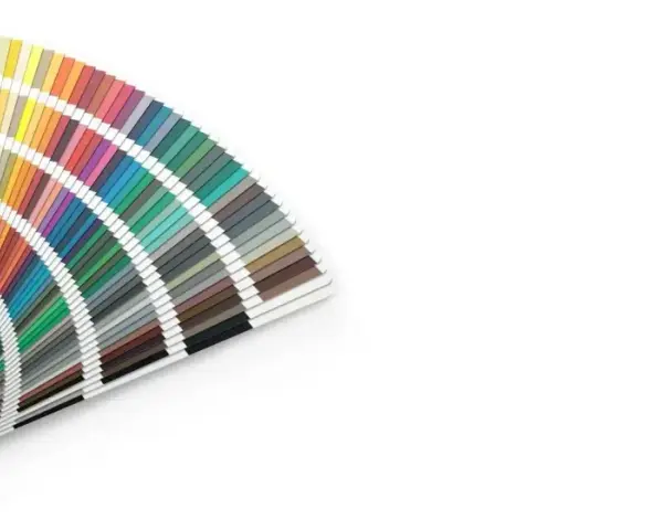 Éventail de nuancier RAL présentant une large gamme de couleurs, idéal pour choisir la couleur fenêtre alu parfaite.
