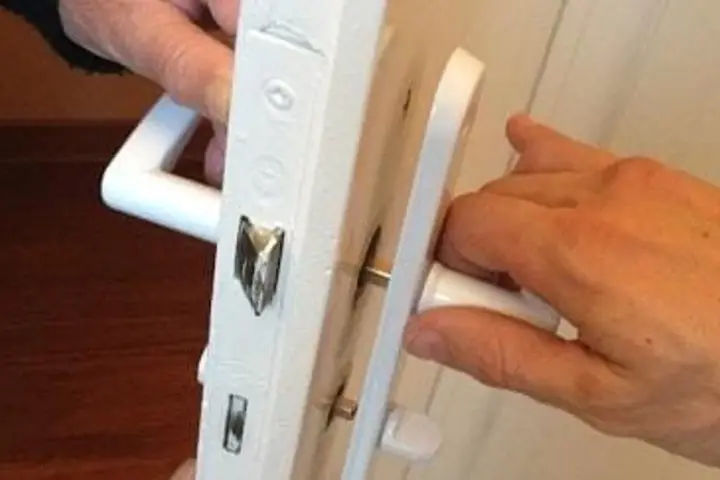 Maintenant, je vais vous montrer comment démonter une poignée de porte clipsable.