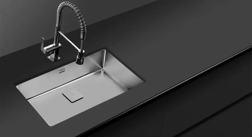 Évier en inox moderne avec robinet à ressort. Découvrez comment faire briller de l'inox pour un éclat impeccable.