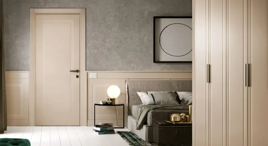 Une porte de chambre sobre et élégante, parfaite pour une idée déco minimaliste. Le bois clair et les lignes épurées s'harmonisent avec le reste de la pièce.