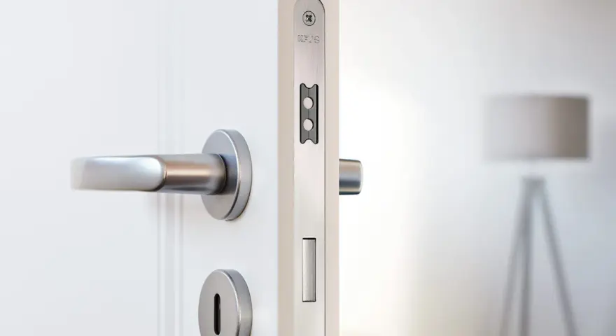 Poignée de porte et serrure moderne. Système de fermeture de porte par électro aimant ou magnétique pour une sécurité accrue.