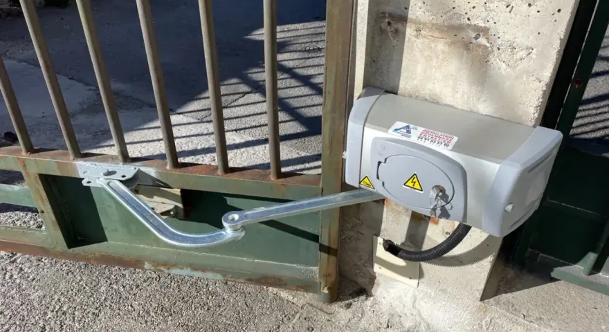 Le moteur Came du portail battant est en panne. Le bras mécanique est visible, mais le portail ne bouge pas.